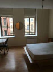 Gorgeous 2 Bed Flat in the Heart of the Merchant City thumb 7
