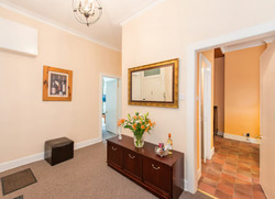 Flat - Central Edinburgh - Sunny & Spacious - Ideal for Professional Person or Couple thumb 9