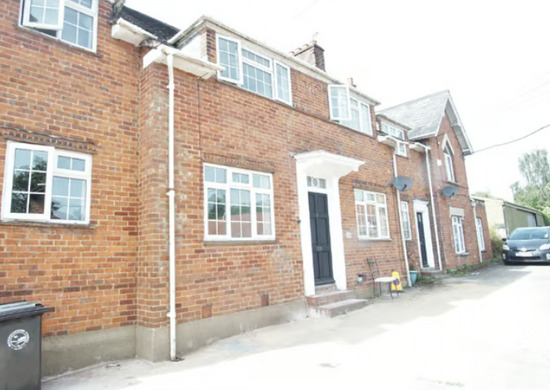 Impressive 4 Bedrooms Semi-Detached House Available to Rent in Taplow SL6  0
