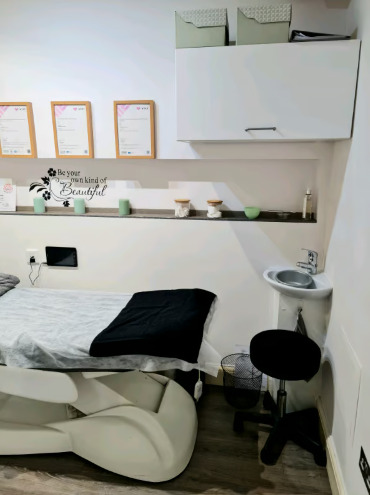 Beauty Treatment Room to Rent in Busy Area  1