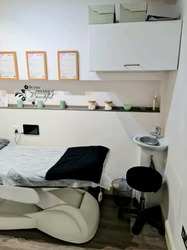 Beauty Treatment Room to Rent in Busy Area