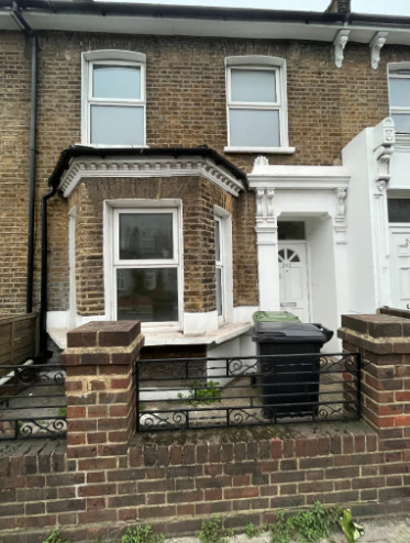 3 Bedroom Terrace House with on Street Parking and Garden  0