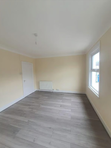 3 Bedroom Terrace House with on Street Parking and Garden  1