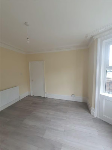3 Bedroom Terrace House with on Street Parking and Garden  5