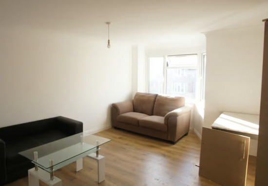Impressive 2 Bedroom Flat Available to Rent in East Acton W3  2