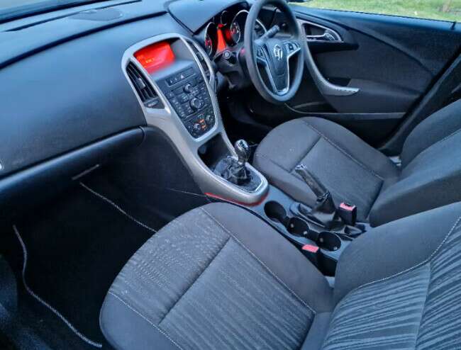 2012 Vauxhall Astra Estate Exclusive 1.4 Petrol Low Milage 98k  5