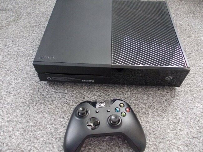 Xbox One 1tb Console and 8 Games  2