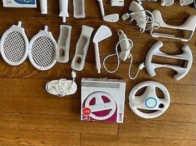 Nintendo Wii Console Pus 3 Games and Accessories  2