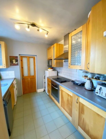 Short Term Let - 3 Bed House with a Garden  4