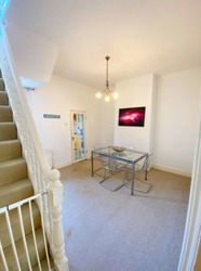 Short Term Let - 3 Bed House with a Garden