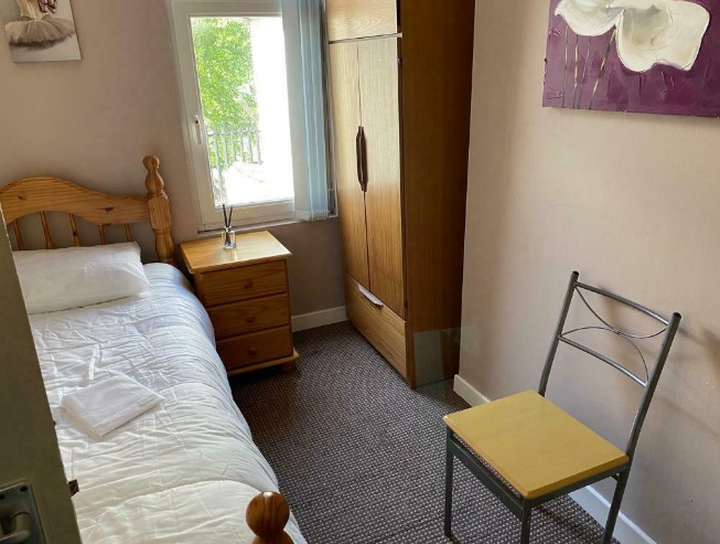 House to Let (5 Bedroom Student Accommodation)  6