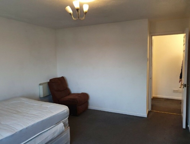 2 Bedroom Flat in Dagenham  3