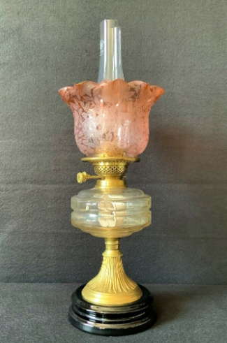 Beautiful 19th Century Victorian Amber Glass Twin Burning Ceramic Table Oil Lamp  1
