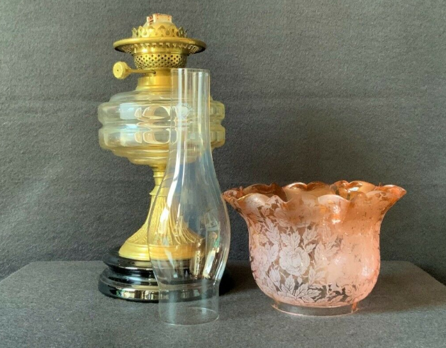 Beautiful 19th Century Victorian Amber Glass Twin Burning Ceramic Table Oil Lamp  7