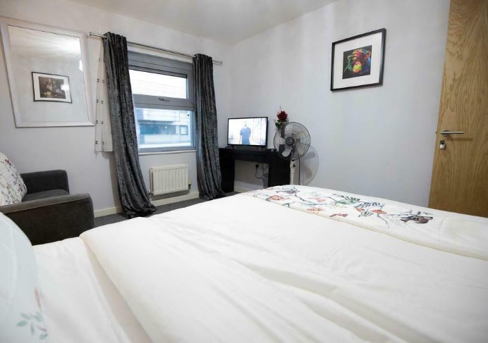 12 Luxury Bedroom Hotel E12Lx Turn Over £18,000 Per Week  3
