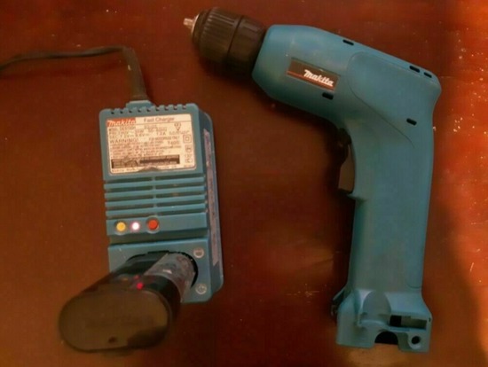 Makita 6017D Cordless Drill with Battery and Fast Charger  2