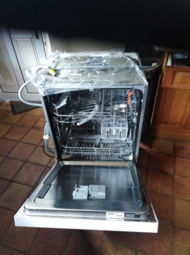 Hot Point Dishwasher  3