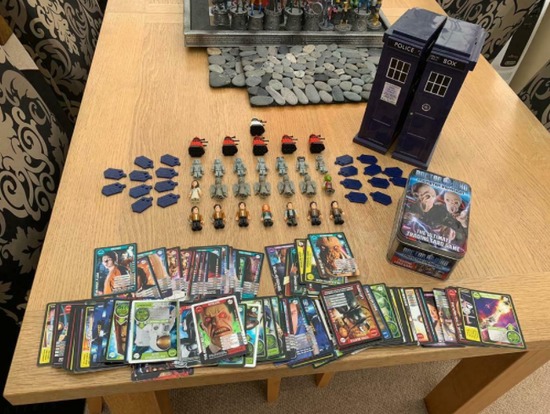 Dr Who Trading Cards and Figures with Tardis Carry Case  0