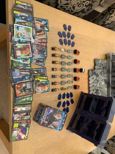Dr Who Trading Cards and Figures with Tardis Carry Case  1