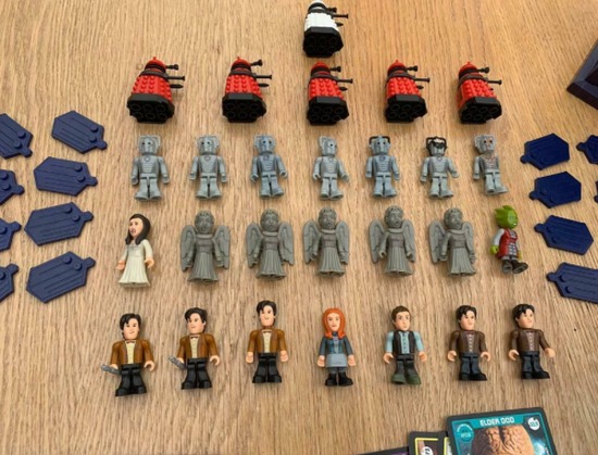 Dr Who Trading Cards and Figures with Tardis Carry Case  2