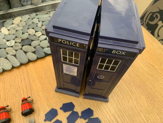 Dr Who Trading Cards and Figures with Tardis Carry Case  3