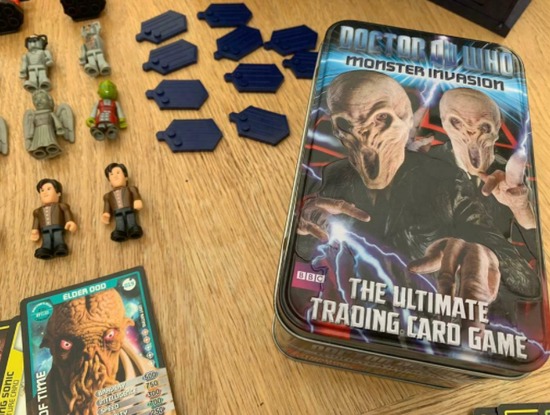 Dr Who Trading Cards and Figures with Tardis Carry Case  5