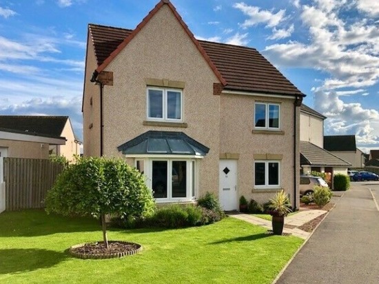 Very Attractive, U/F 4/5 Bed Detached Family Hous