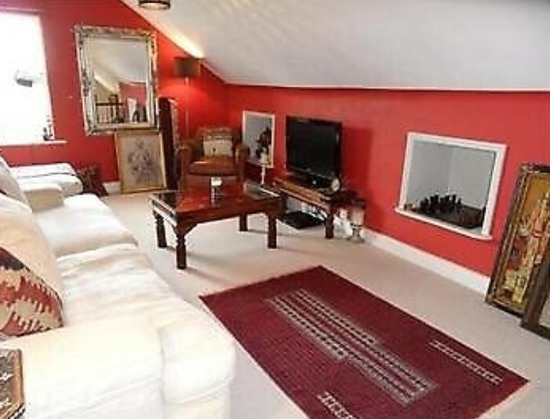 Beautiful 1 Bedroom Flat in Epsom College Area  1