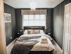 4 Bed Detached House - Short Term Rent