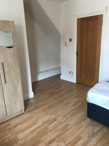 Large Double Room with Own Shower Room to Rent  4