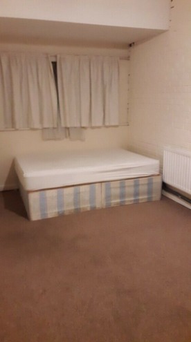 Large Single Room £400 Per Month  0