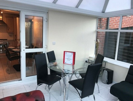 Town House with Conservatory & Garden - Short Term Let  3