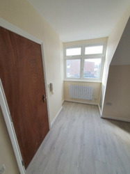 Newly Refurbished Lovely 2-Bed Flat thumb 6