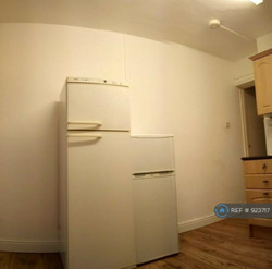 4 Bedroom House in London Road thumb 8