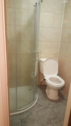Clean Ensuite Room in Ilford thumb 4