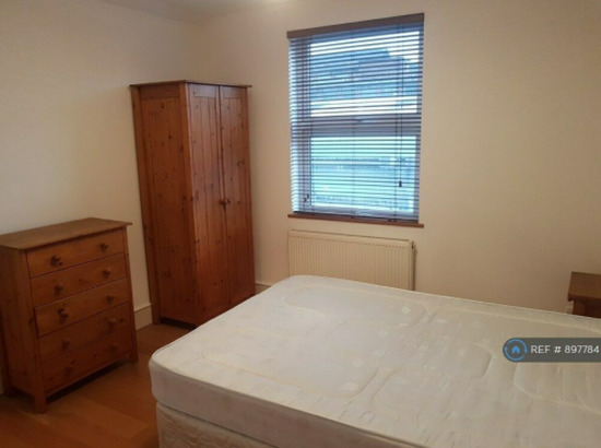2 Bedroom Flat in Brenthurst Road  2
