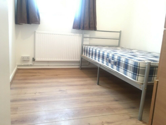 Single Room To Let / Located in Shadwell  0