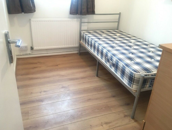 Single Room To Let / Located in Shadwell  2
