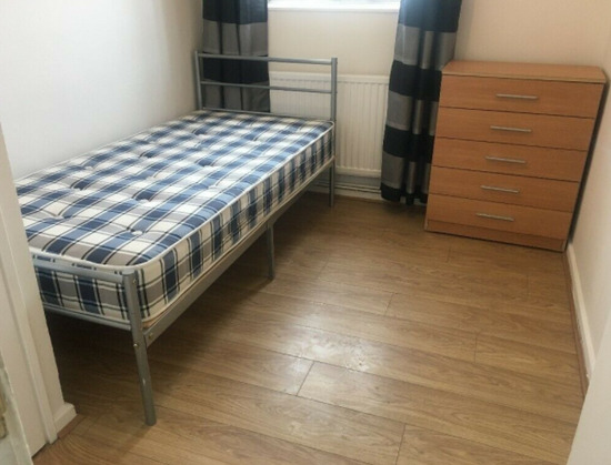 Single Room To Let / Located in Shadwell  3