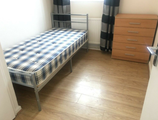 Single Room To Let / Located in Shadwell  4
