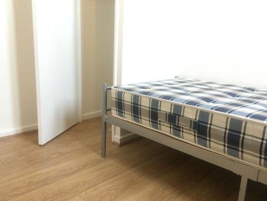 Single Room To Let / Located in Shadwell  5