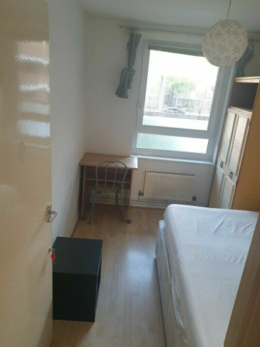 Large Room for Single Person / Limehouse  3