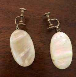 Antique 1900s Art Deco Creamy Mother Of Pearl Oval Drop Screw Back Earrings thumb-48088