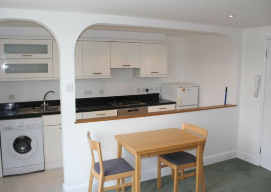 CR2 - Newly Decorated, Cosy, Bright, Quiet One Bed Flat  0