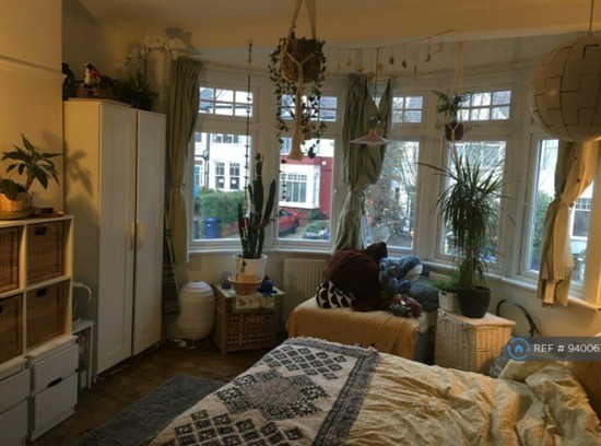1 bedroom in Queen's Avenue - House  1