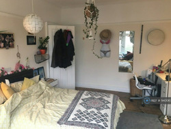 1 bedroom in Queen's Avenue - House