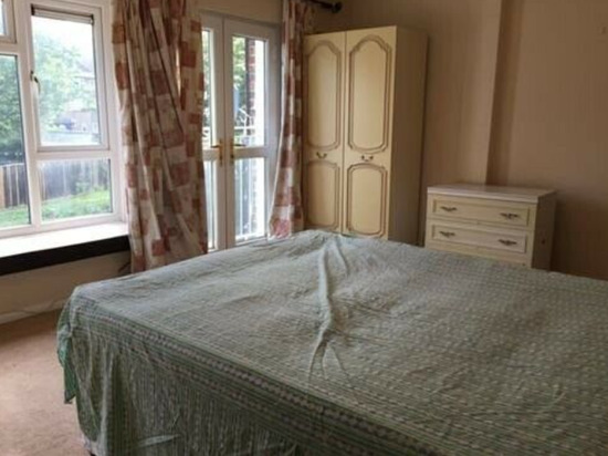 Large Room to Rent in Shared House  0