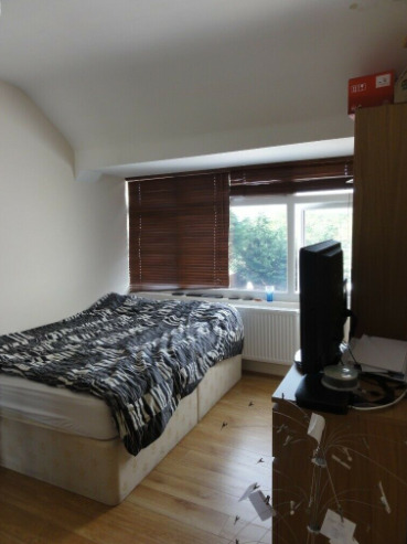 2 Bedroom 3 Room Flat Very Close to Shops and Transport  0