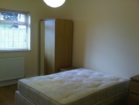 2 Bedroom 3 Room Flat Very Close to Shops and Transport  2