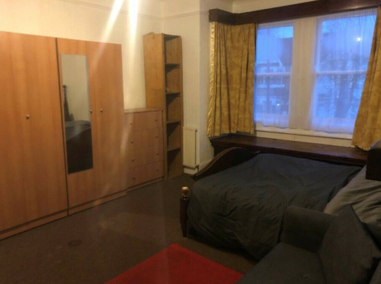 Extra Large Double Room £550 Mth Available Now  2